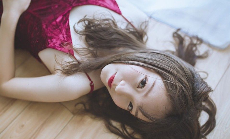 睡衣少妇吊带香肩大尺度对着镜子双腿张开揉玉腿写真