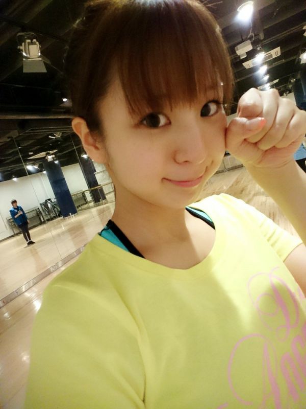 日本赛车女郎安田七奈私房美照可爱迷人