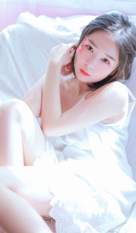 00后吊带衫少女私房粉嫩可爱系诱惑写真