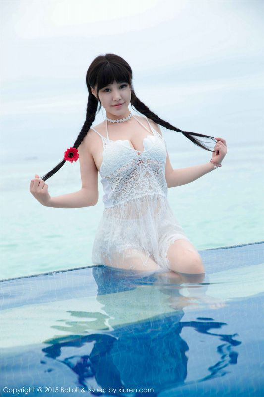 爆乳美女Barbie可儿沙滩比基尼写真照