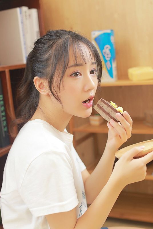 元气美女私房热裤白皙长腿日系氧气写真