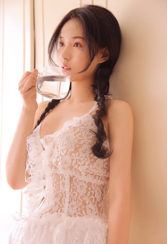 大和抚子温柔气质美女吊带背心粉嫩闺房写真
