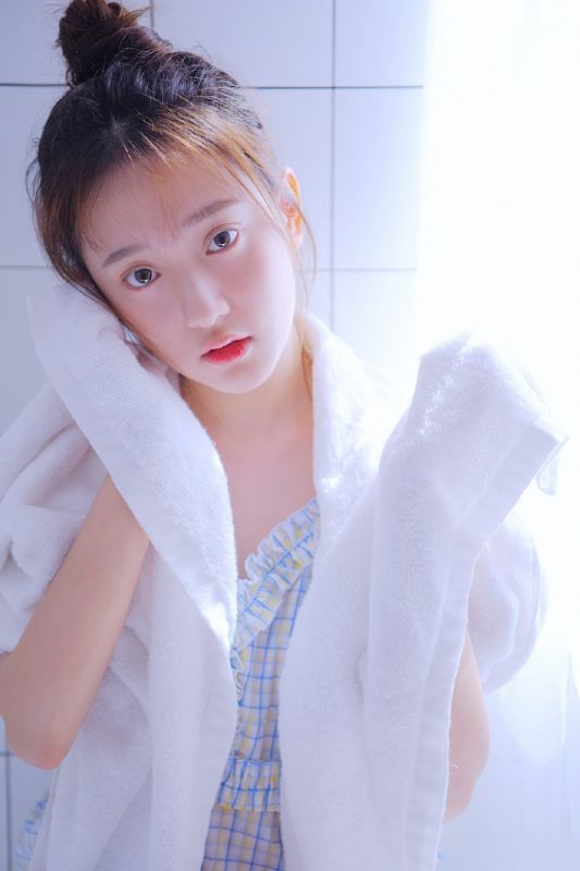 浴缸少女沐浴湿身养眼迷人氧气写真