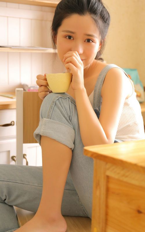 美腿少女背带裤夏日靓丽甜美大胆撩人写真