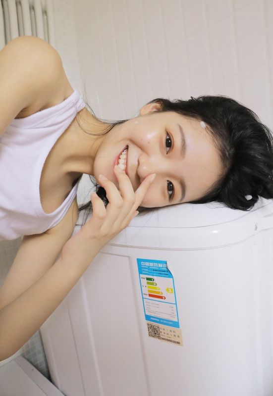 极品女神气质白嫩美女吊带露肩背心诱惑性感写真