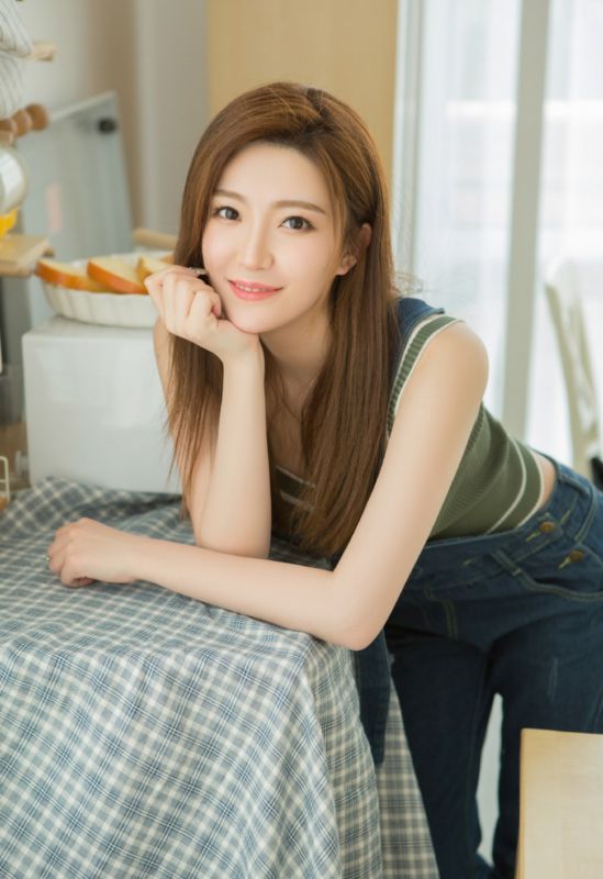 爆乳时尚女御姐长发抚媚多娇写真图片
