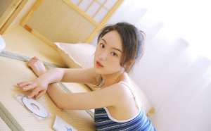 自然美女私房吊带酥胸美足诱惑写真