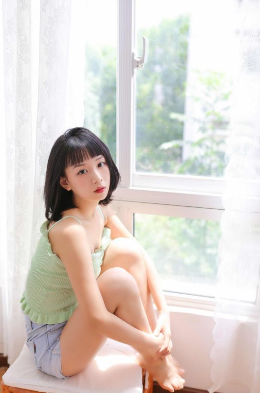 短发少女元气活力火辣热裤美眉好身材写真