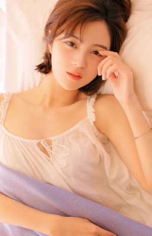 白嫩清纯萌妹闺房酥胸内衣性感短发美女写真