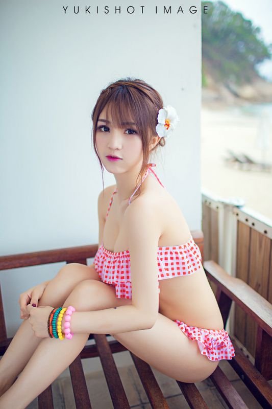 漂亮美女沙滩比基尼诱惑写真