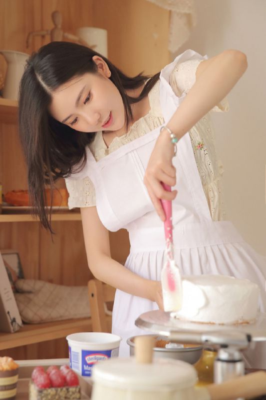 清纯气质少女舔奶油人体盛女仆诱惑性感写真