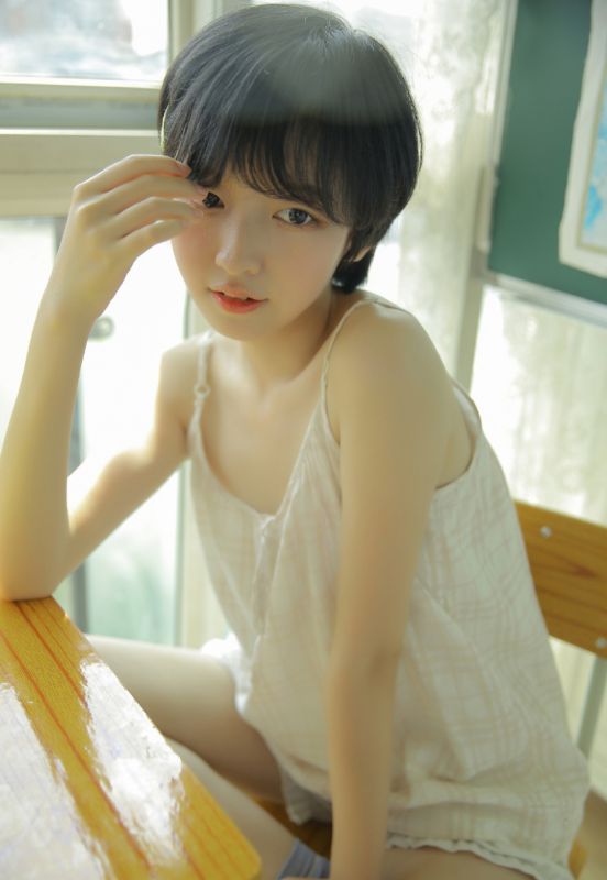 白嫩短发美女裹胸爆乳湿身玉体性感写真
