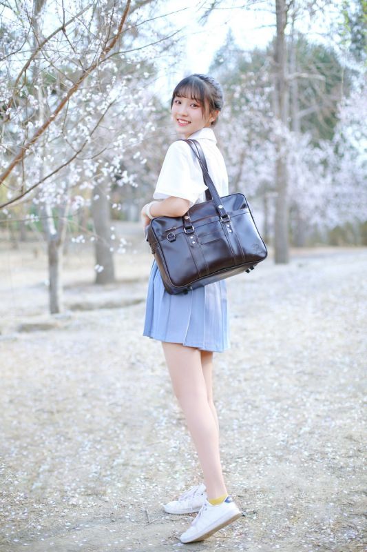 户外校园衬衫美女白嫩长腿制服诱惑养眼清纯图片