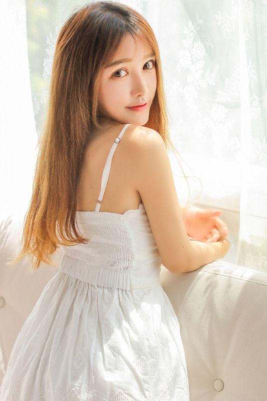 大胸美女模特半裸后背性感床上诱惑写真