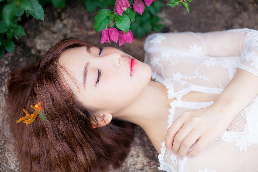 唯美森系美女花丛清纯写真