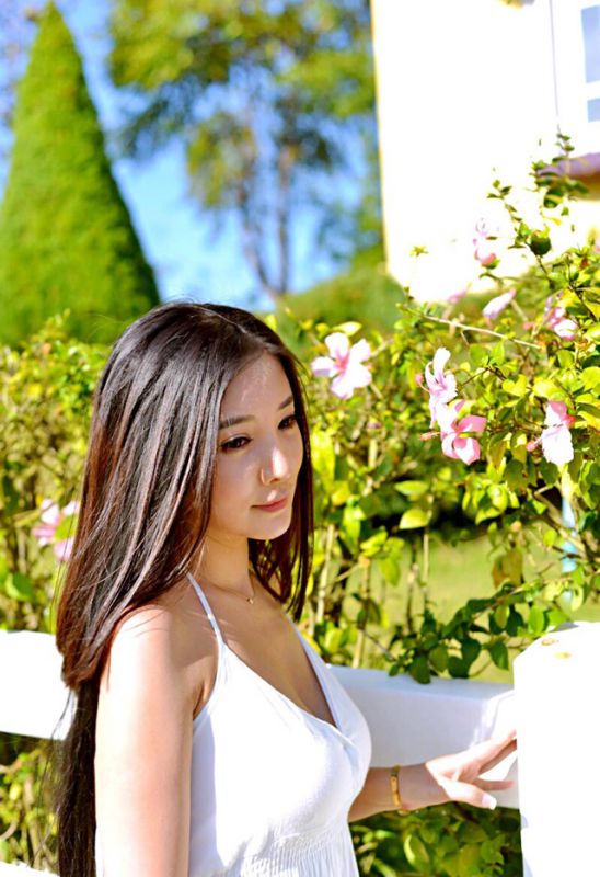 吊带裙美女胡恩绮迷人街拍大片