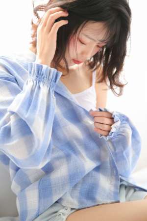 短发美女床上吊带背心诱人妖娆眼神火辣长腿写真图片