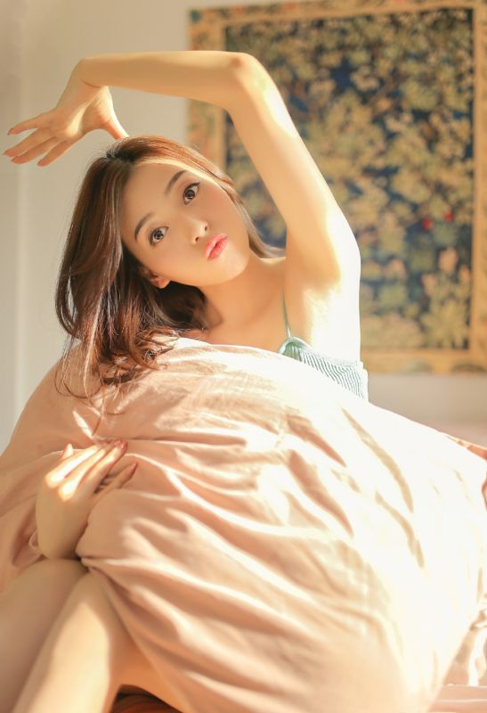 长发美女酥胸半裸内衣勾魂性感床上写真
