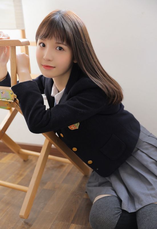 漂亮好看的校花美女性感制服诱惑写真