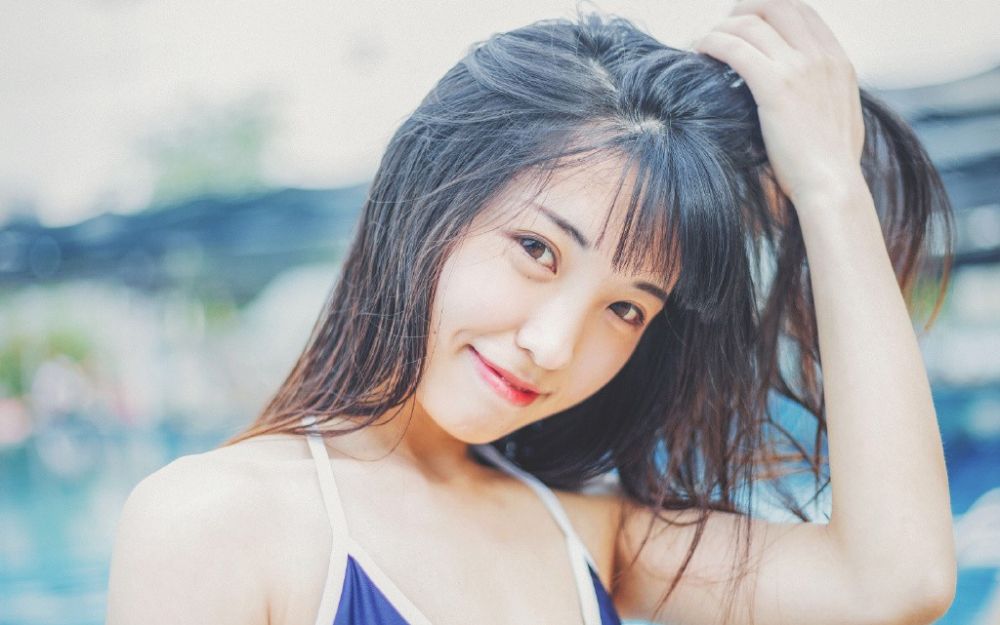 蓝色泳衣装美女诱人比基尼户外性感美女图片