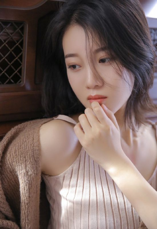短发少妇美女白嫩香肩情趣诱惑写真