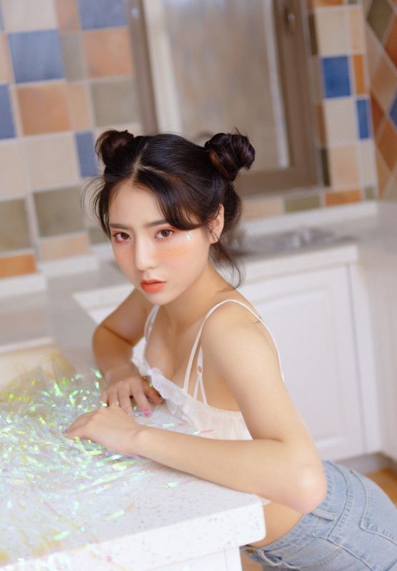 天然萌丸子头少女薄纱内衣牛仔裤写真