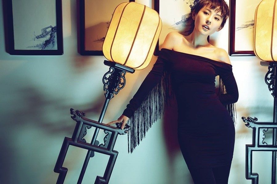 短发美女热依扎紧身包臀裙床上爆乳明星诱惑图片
