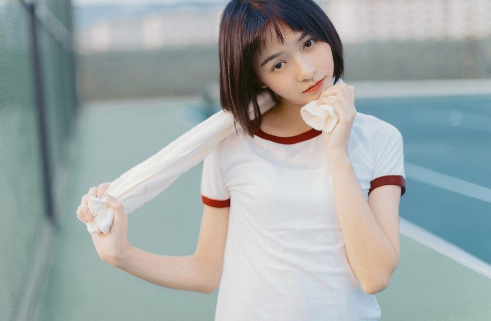 爆乳运动服美女大胆诱惑性感操场美女写真