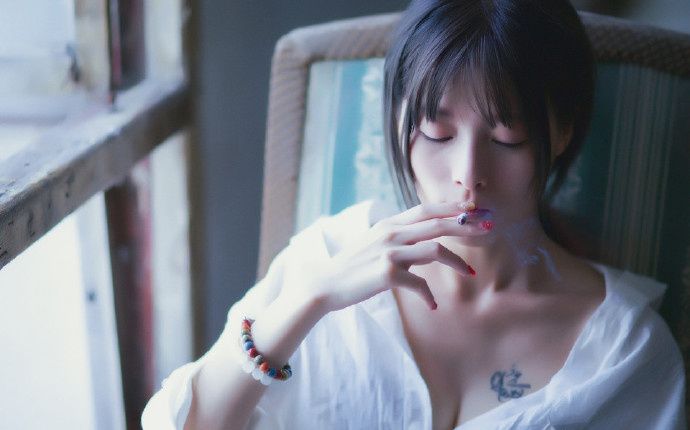 娇气不良辣妹香艳白皙美乳热裤长腿写真图片