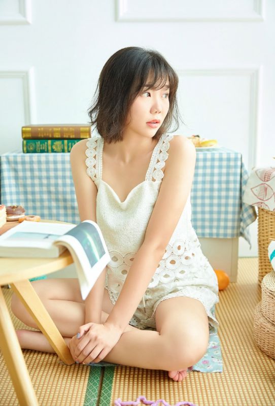 甜美女孩短发吊带裙诱人白嫩玉足写真