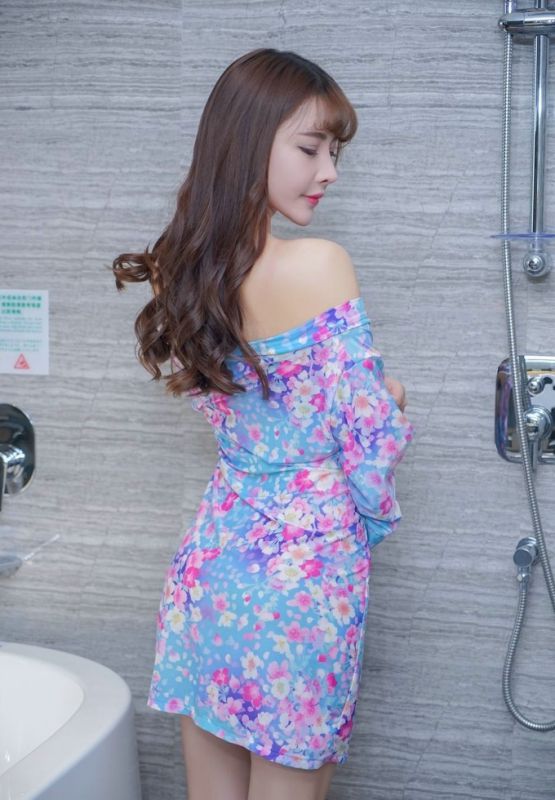 大波浴室美女丰裸肥臀撩裙摸腿妩媚诱惑写真