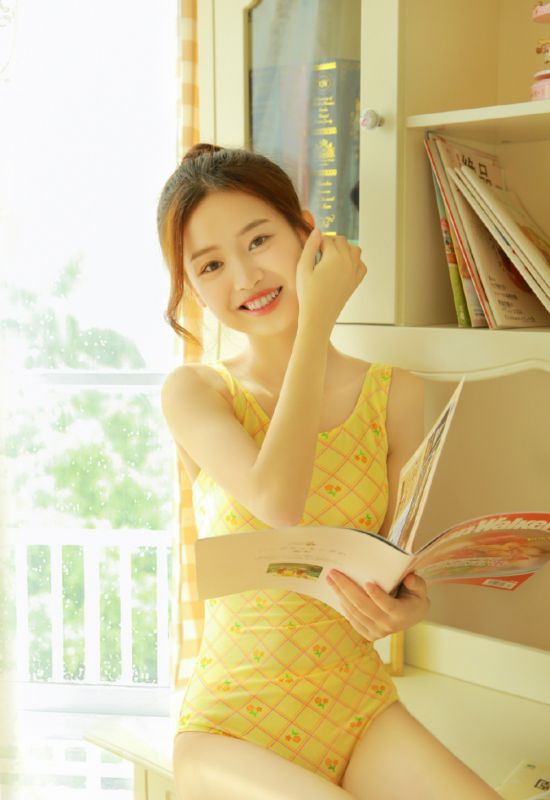 白嫩萝莉少女翘臀美乳甜美笑容私房写真