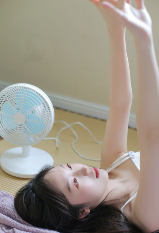 清纯少女私房吊带裙内衣性感写真图片