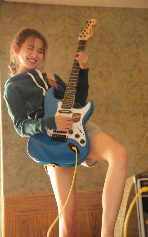 单马尾运动服少女性感玉足国产精品写真图片