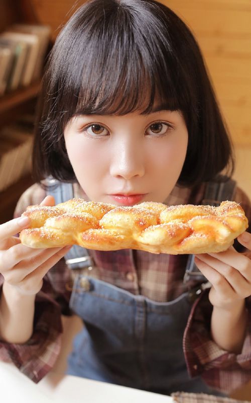 文学少女学生妹室内牛仔背带裤清纯写真