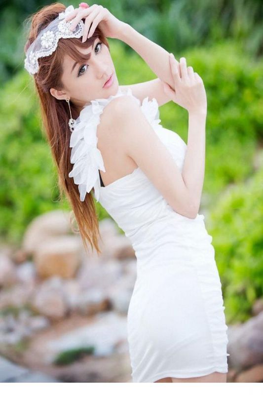 漂亮女孩白色短裙秀性感翘臀写照