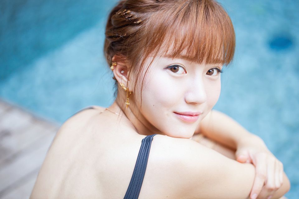 性感泳装嫩模秀迷人美背写真