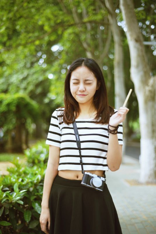 俏皮可爱小美女户外高清写真