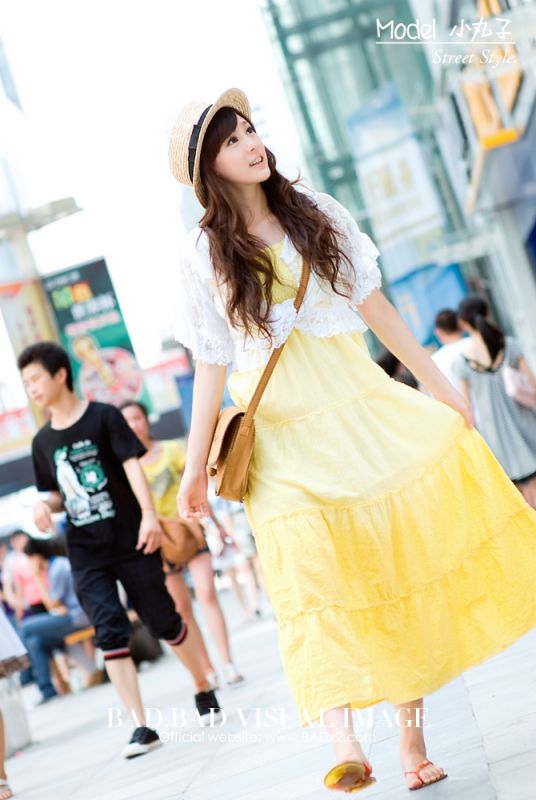 可爱美女街头迷人写真照