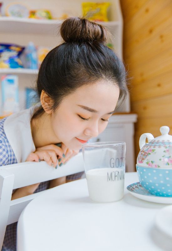 甜美女孩格子裙优雅下午茶萝莉个人写真
