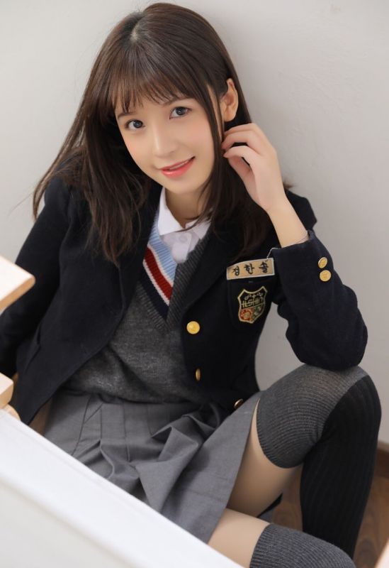 漂亮好看的校花美女性感制服诱惑写真