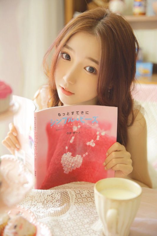 洋娃娃少女闺房美腿香肩萌妹子写真