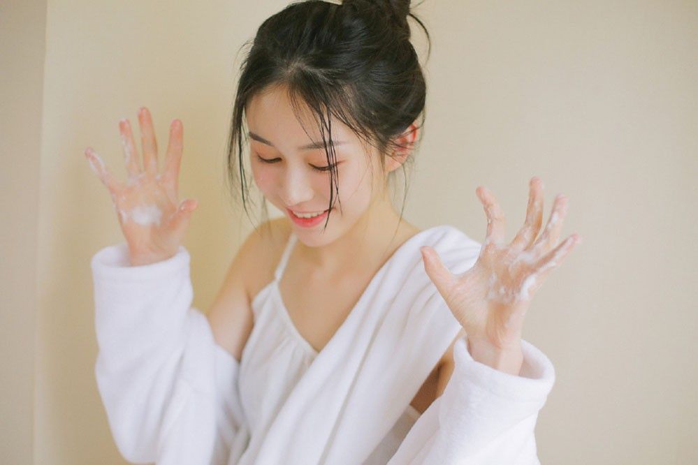氧气少女泡沫澡浴巾床上大胆性感美女写真