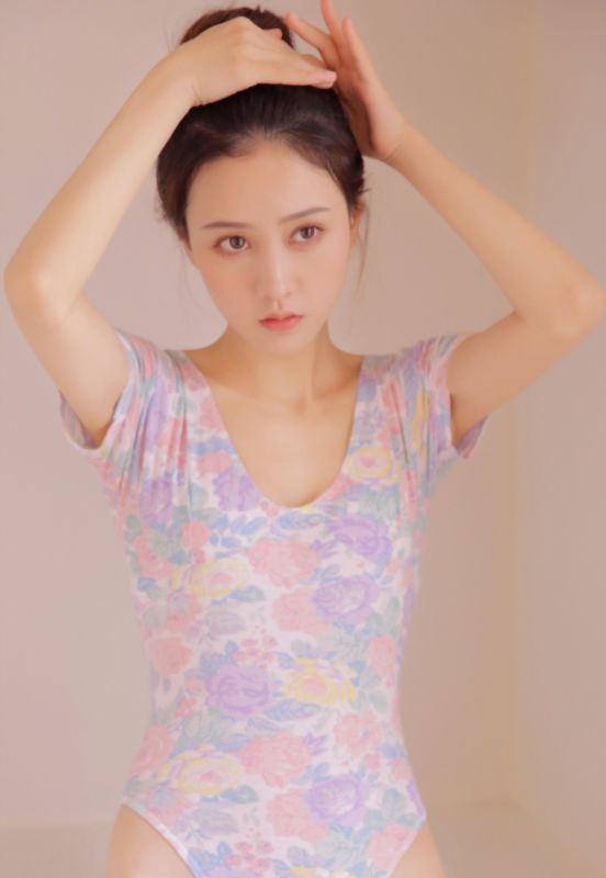 校园萝莉少女连体舞蹈衣乳沟诱惑写真