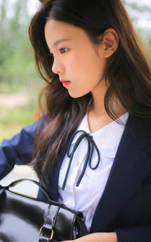 校花美女性感学生妹户外穿着制服裙子在野战公车写真