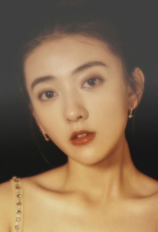 梁洁半透露背长裙香艳妖娆骨感惹火写真图片