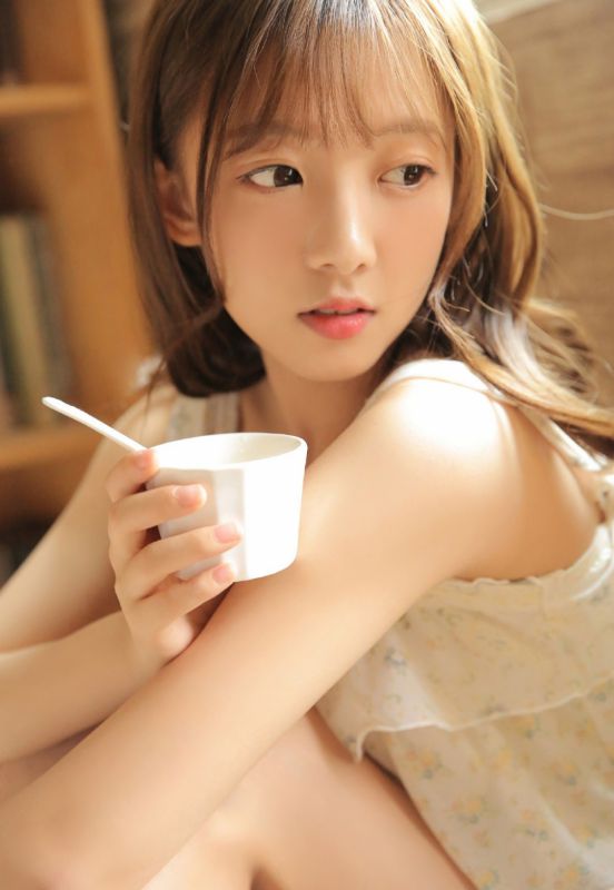 大眼可爱少女粉嫩睡衣梦幻养眼写真图片