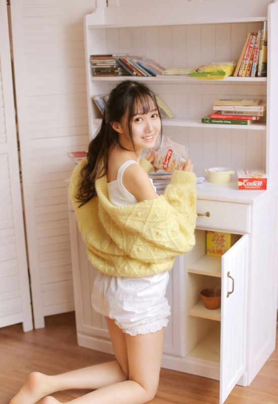 邻家爱吃薯片女孩马尾辫可爱小清新写真图片