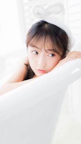 白嫩尤物么妹浴缸泡泡湿身大胆裸体艺术写真
