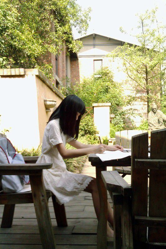 森林系女孩户外唯美写真照